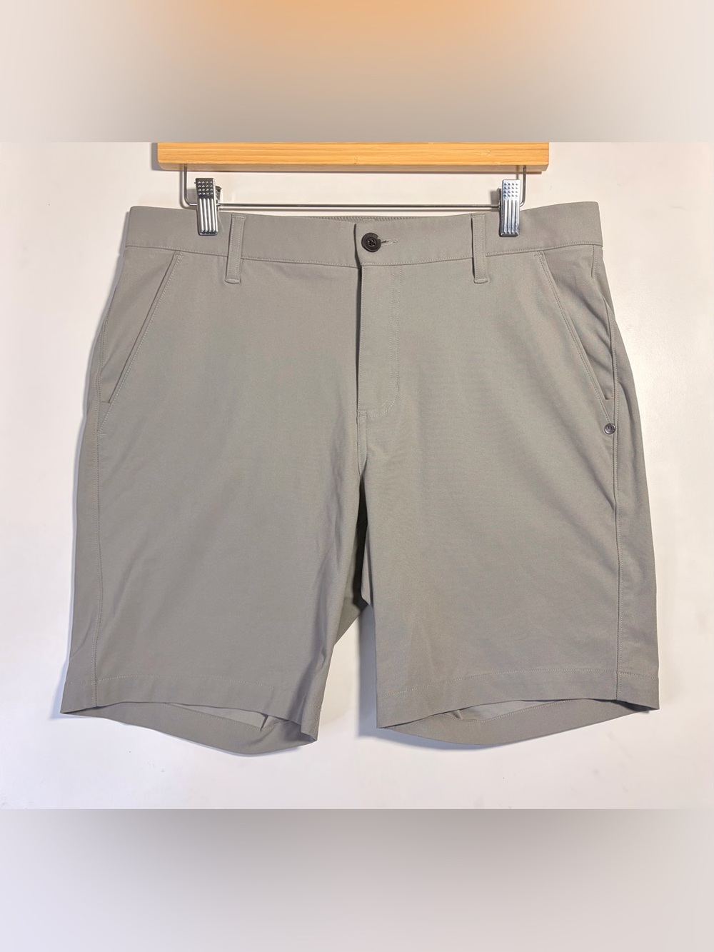 Vuori Meta Shorts Men's 31 Gray 8" Inseam Performance Chino Golf